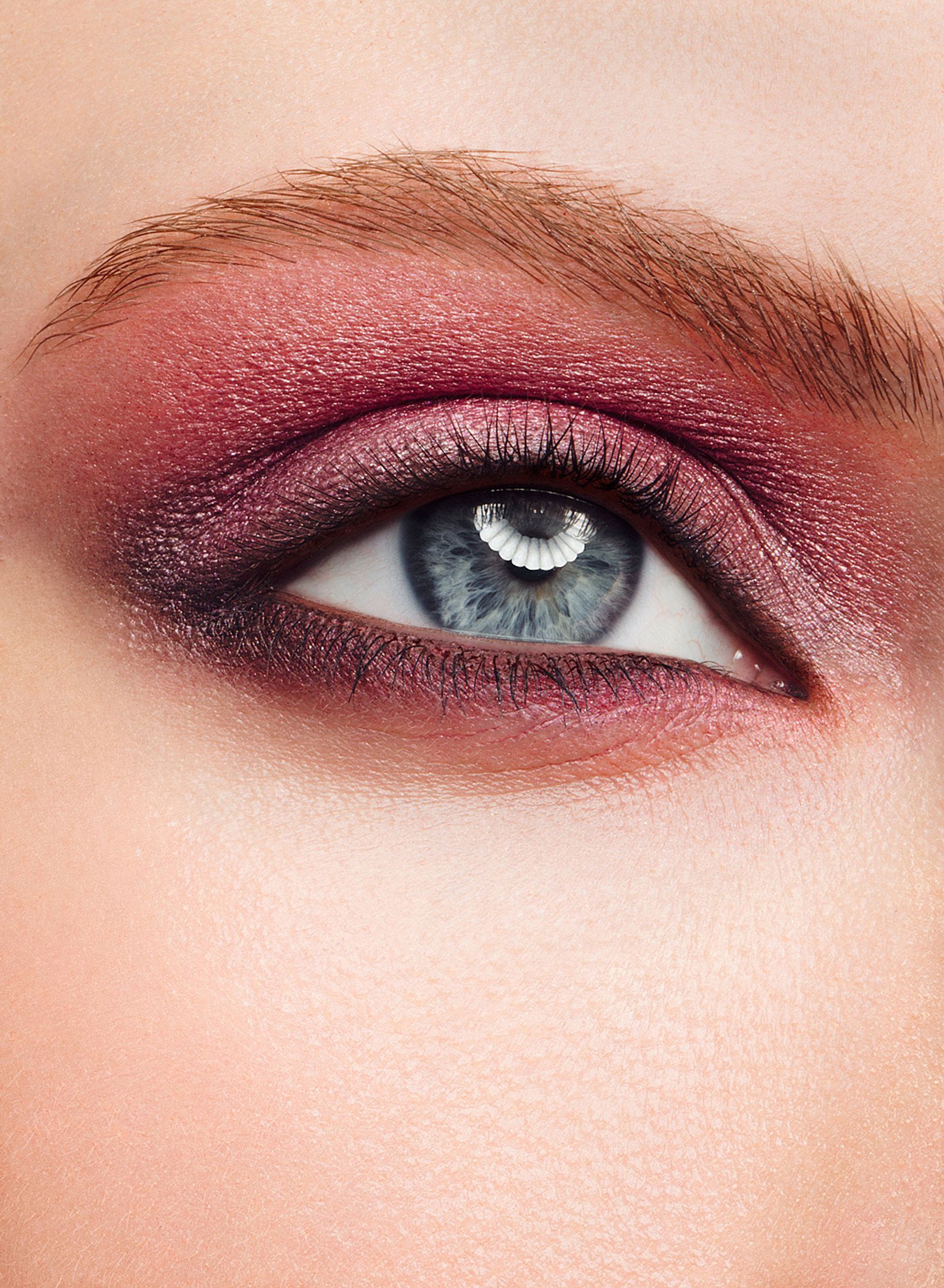 a close up of a woman's eye with a pink eyeshadow beauty retusche Hamburg