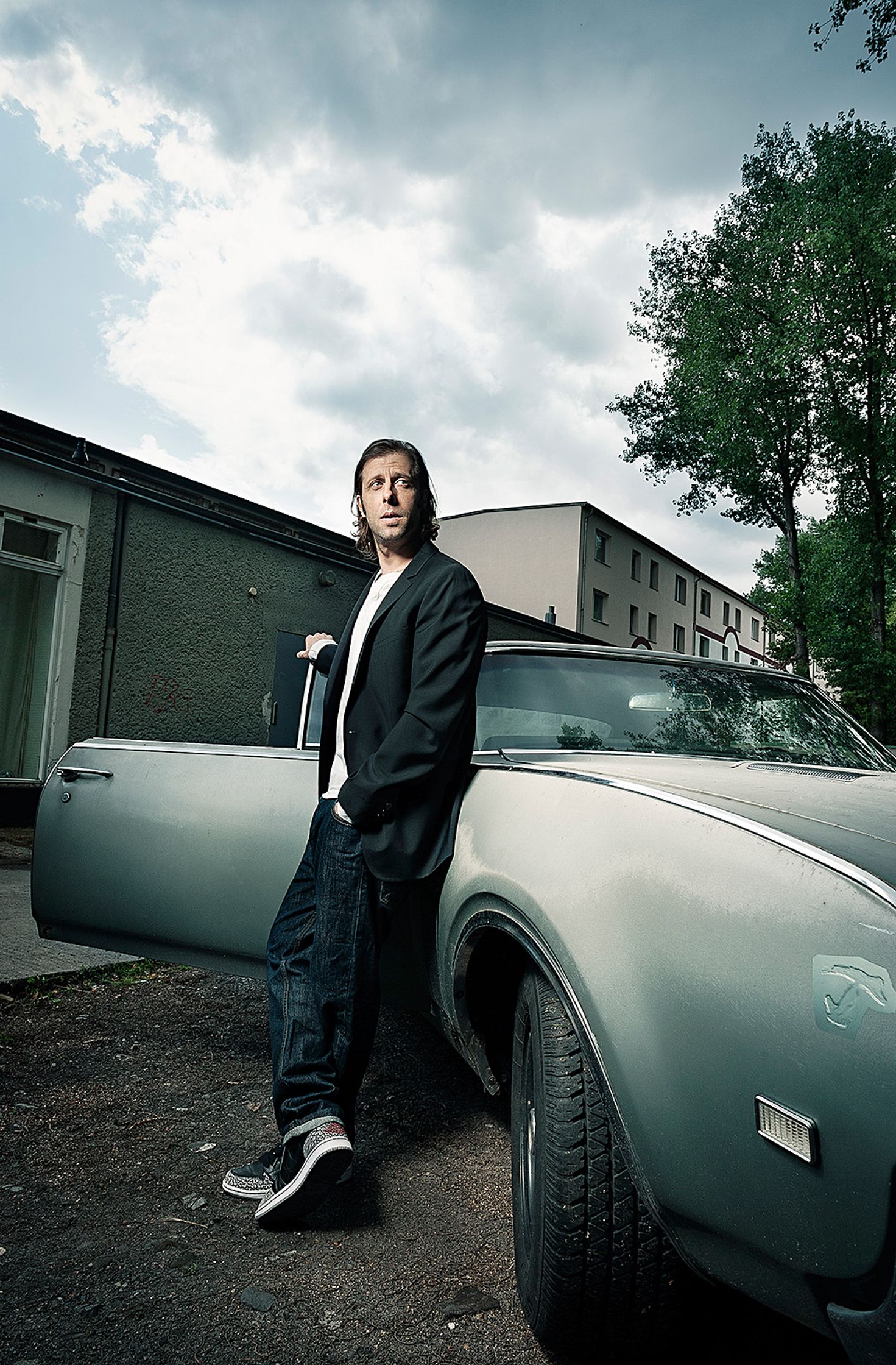 oliver korittke leaning against the hood of a car
retusche by glamtouch