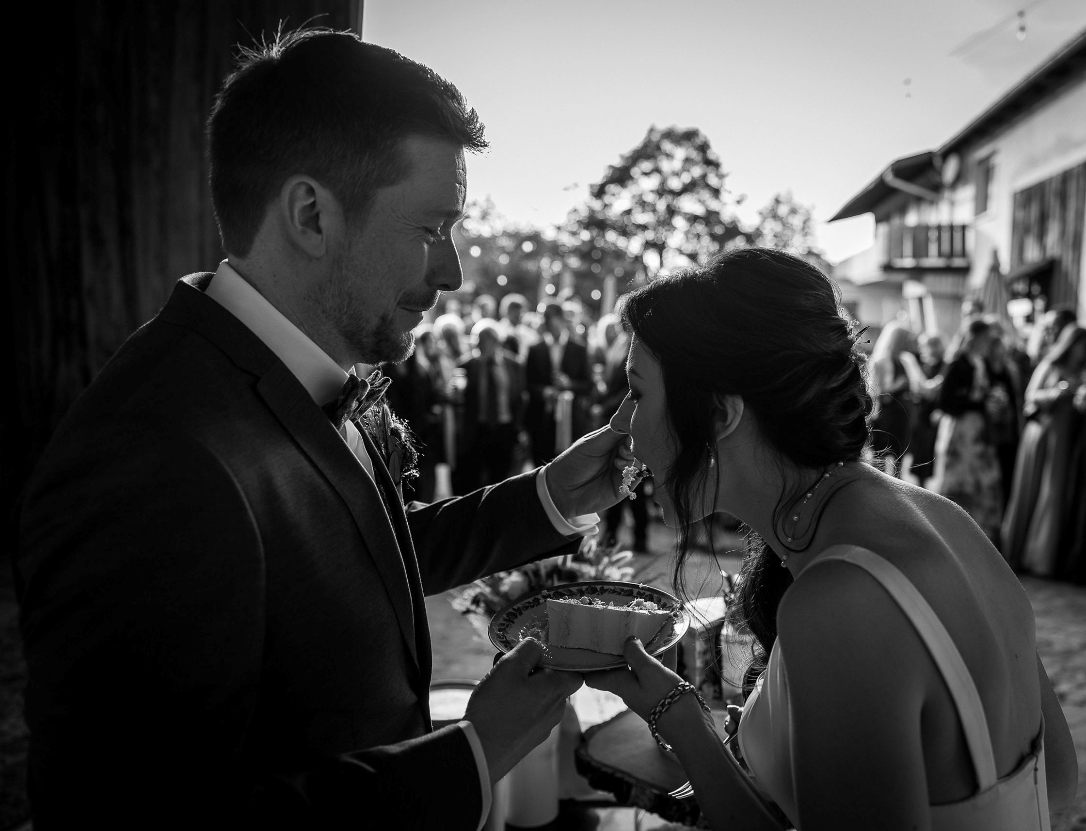 Eine Braut und ein Bräutigam füttern sich gegenseitig mit Kuchen bei einer Hochzeit