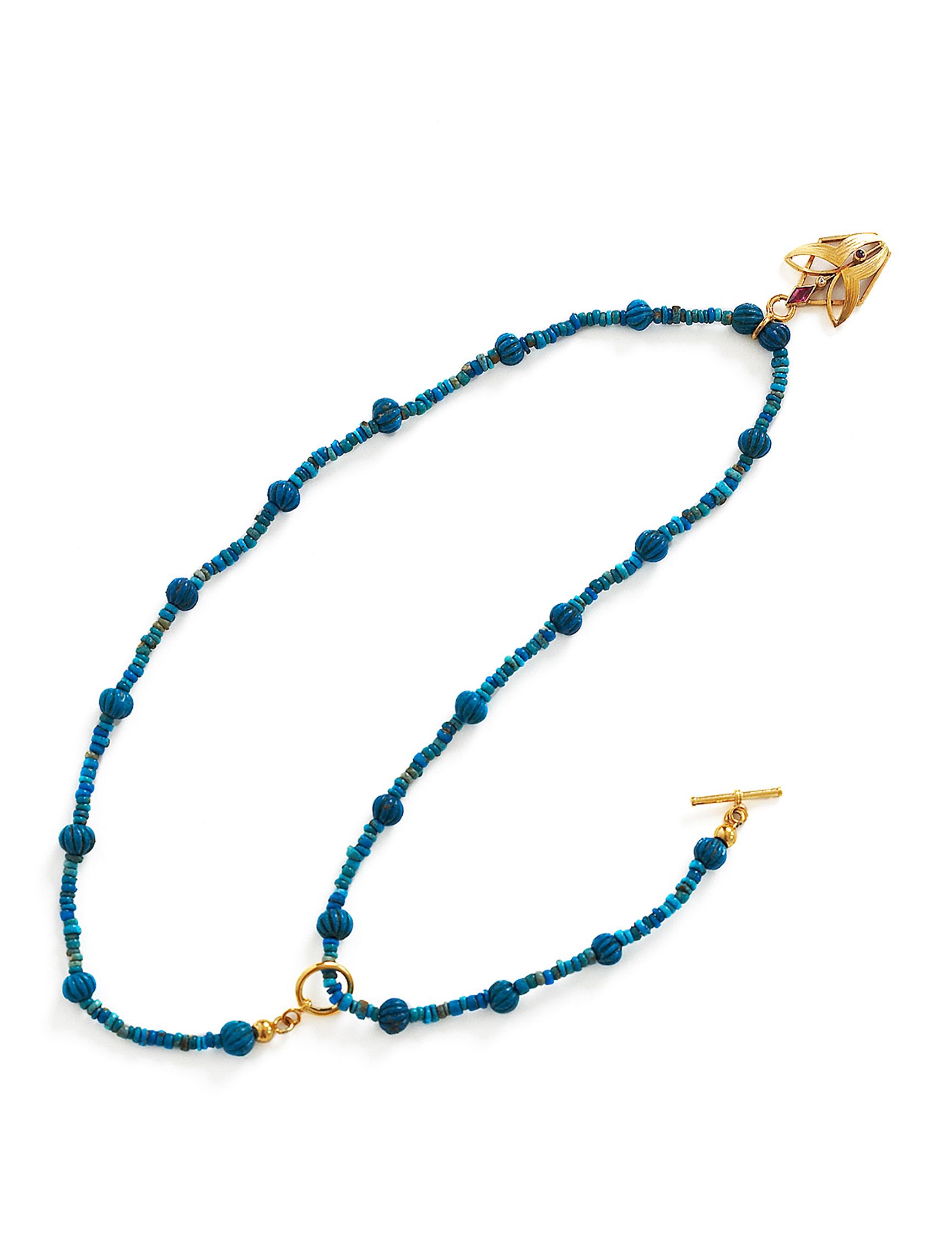 a blue beaded necklace with a gold clasp Retouch - Bildbearbeitung Hamburg