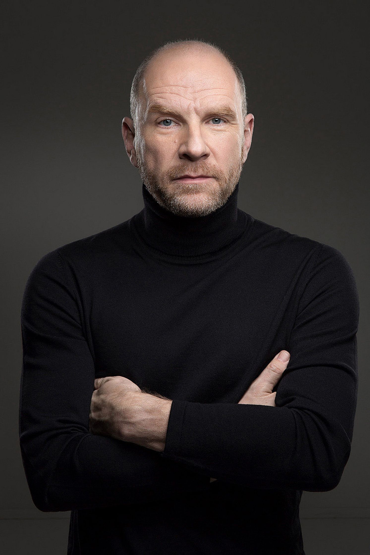 goetz schubert in a black turtle neck sweater
retusche by glamtouch