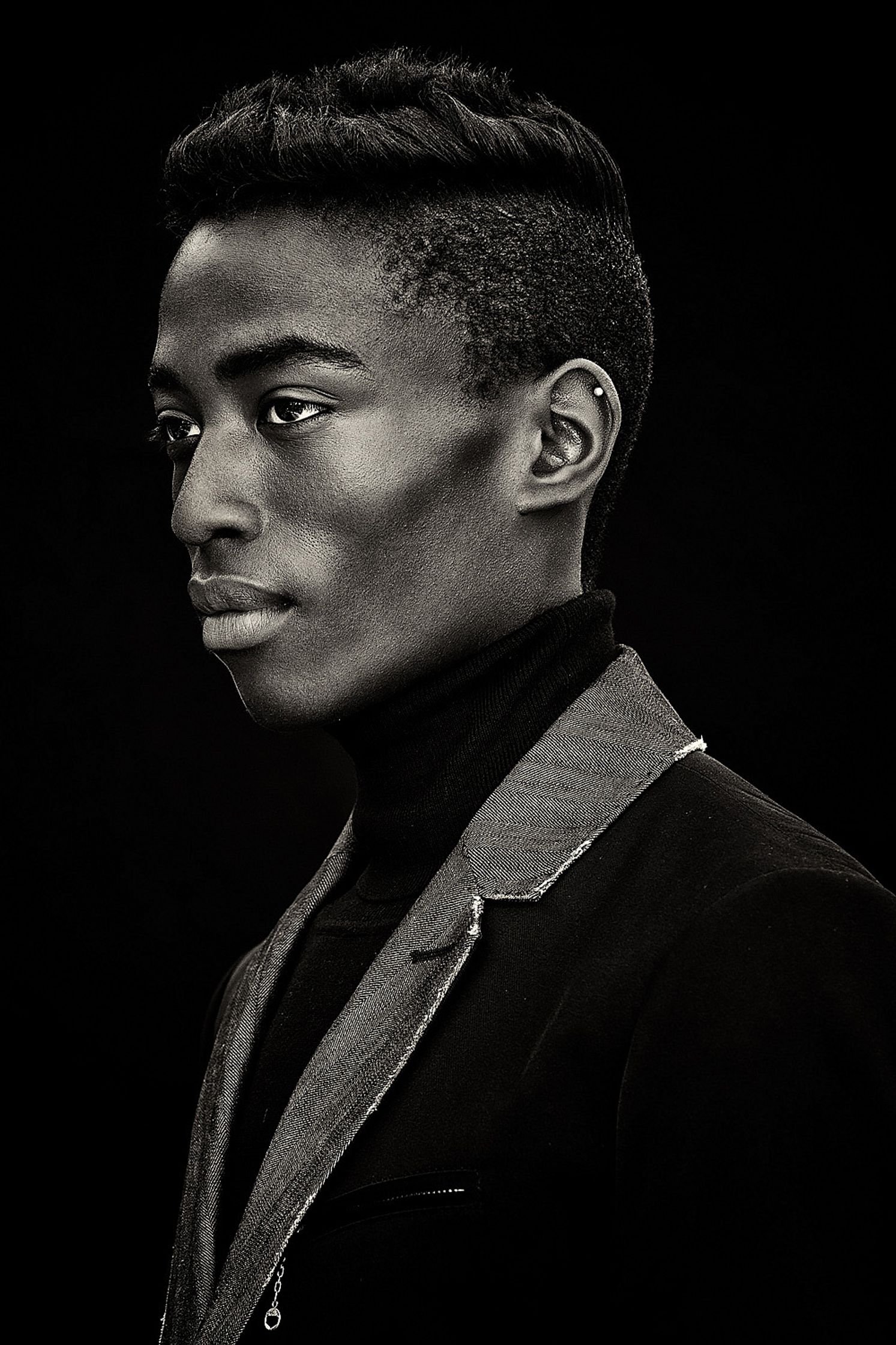 a black and white photo of a man in a suit portrait retusche