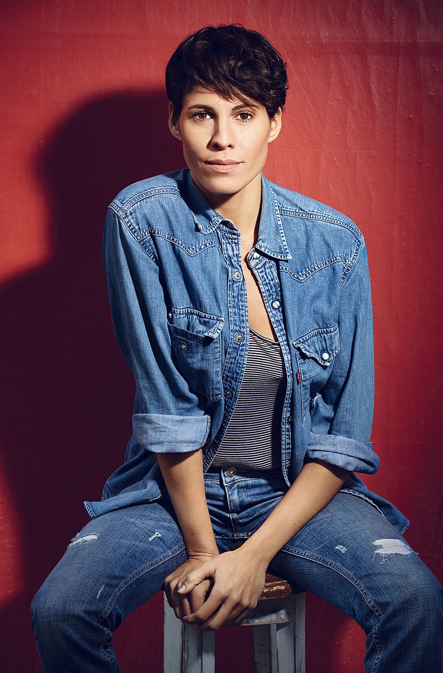 jasmin gerat in a denim shirt sitting on a stool
retouche by glamtouch