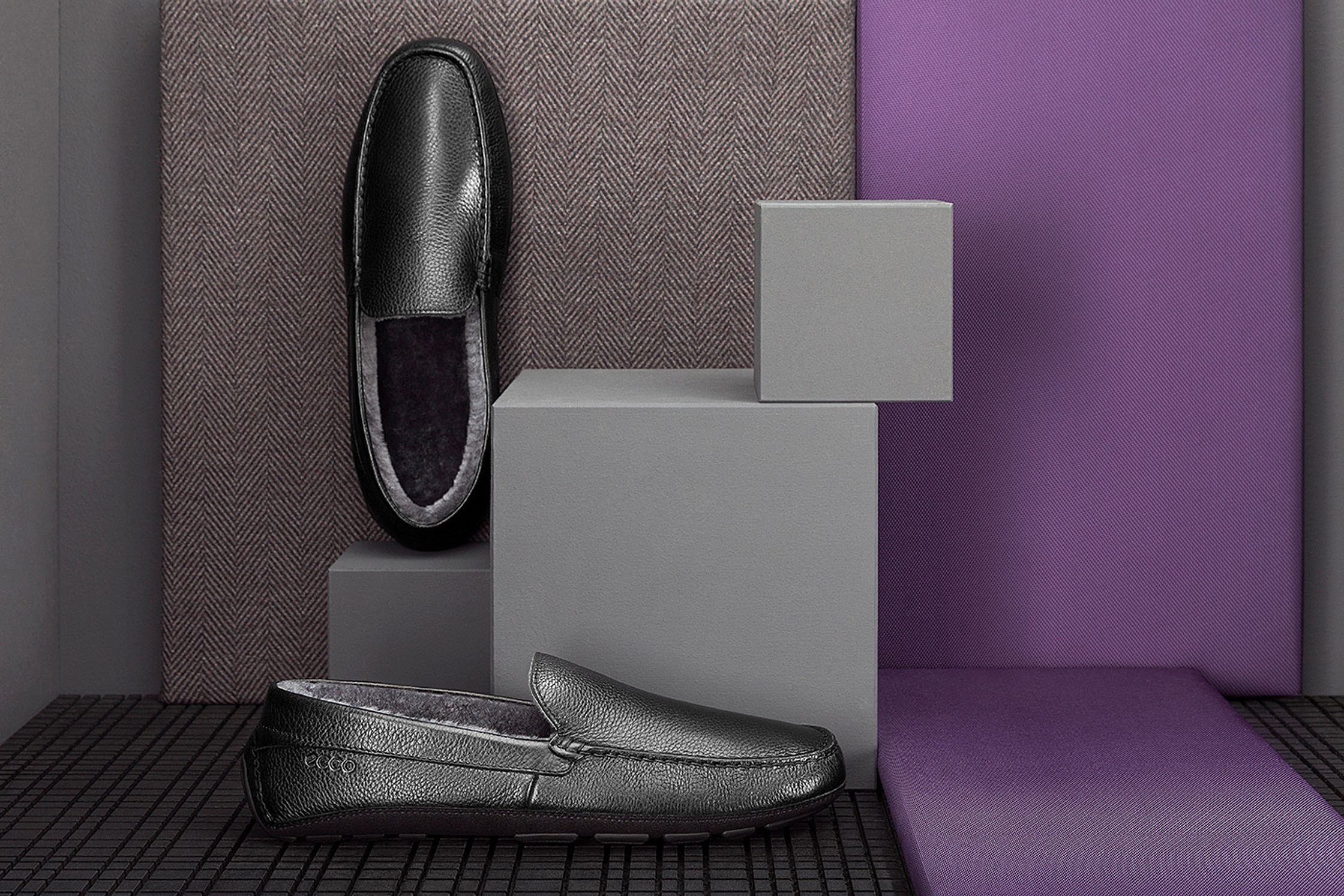 a pair of grey slippers on a purple background - Retouch - Bildbearbeitung Hamburg