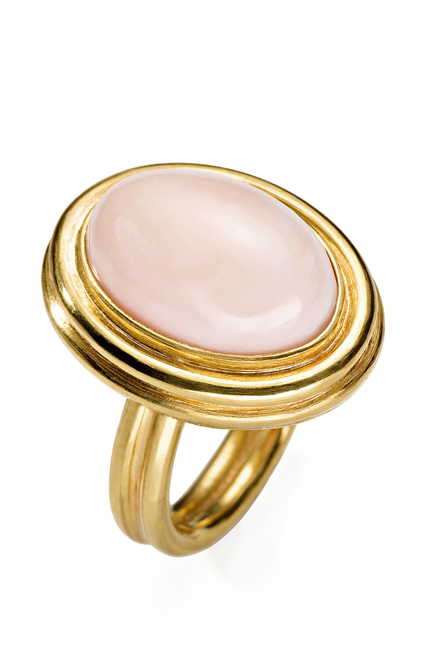 a gold ring with a pink stone Retouch - Bildbearbeitung Hamburg