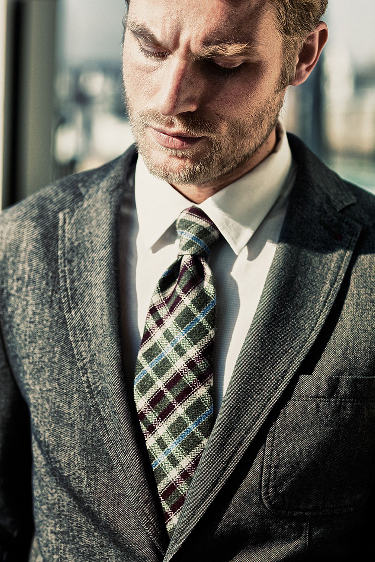 a man wearing a suit and tie Bildbearbeitung calamar fashion kampagne