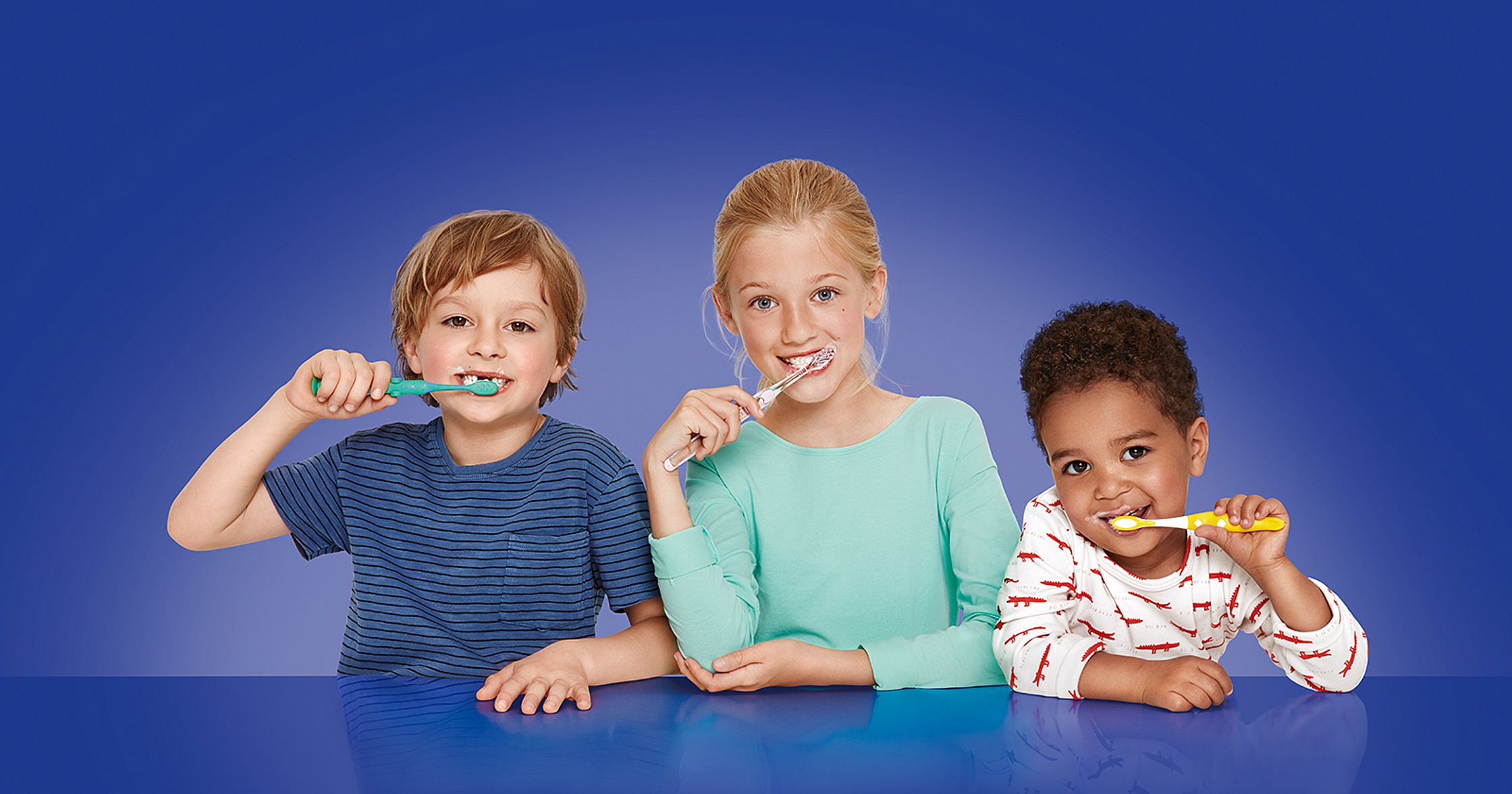 three children brushing their teeth - Bildbearbeitung Hamburg