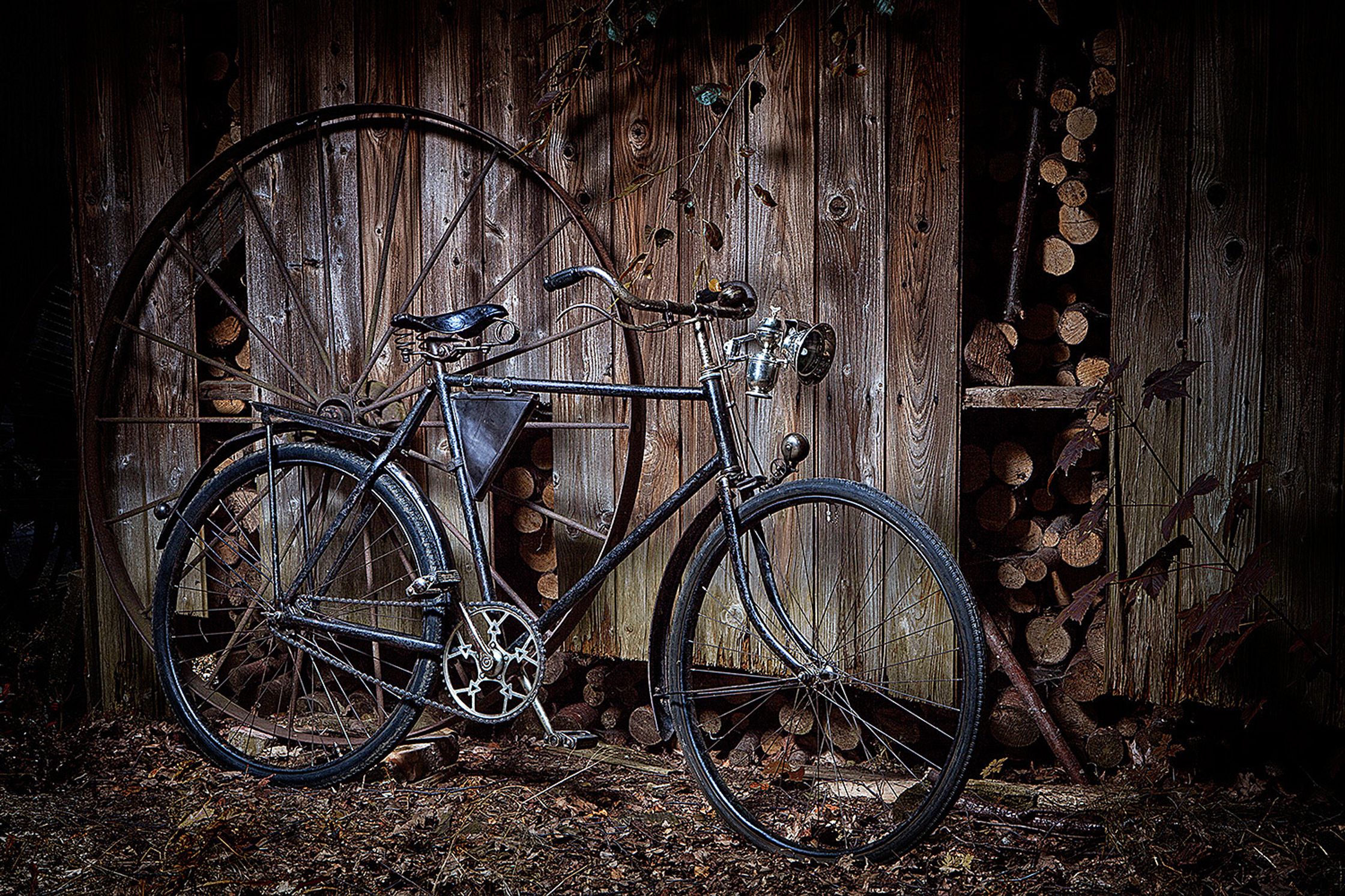 a bicycle leaning against a wooden wall Bildbearbeitung Hamburg