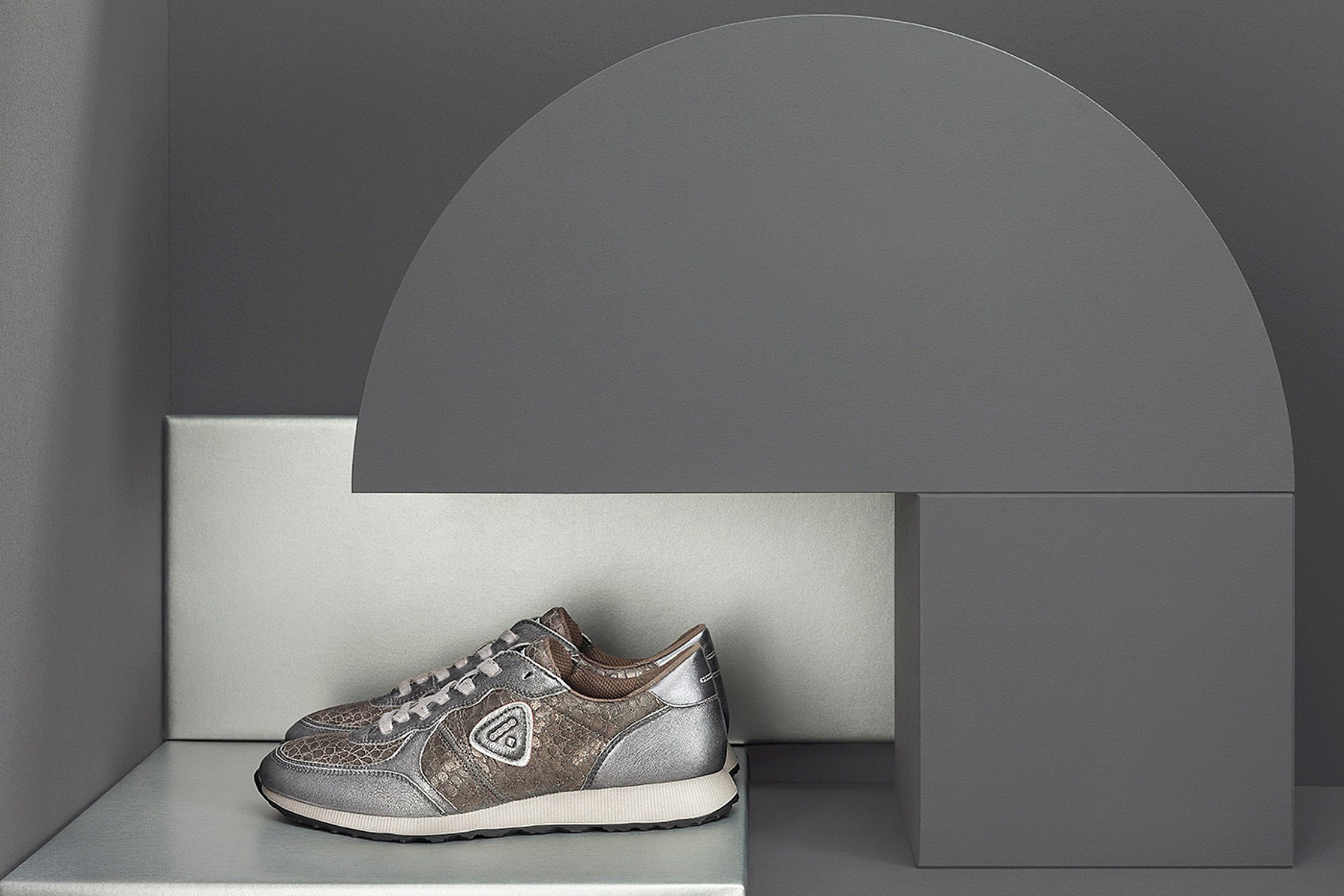 a pair of grey shoes on a shelf in a room - Retouch - Bildbearbeitung Hamburg