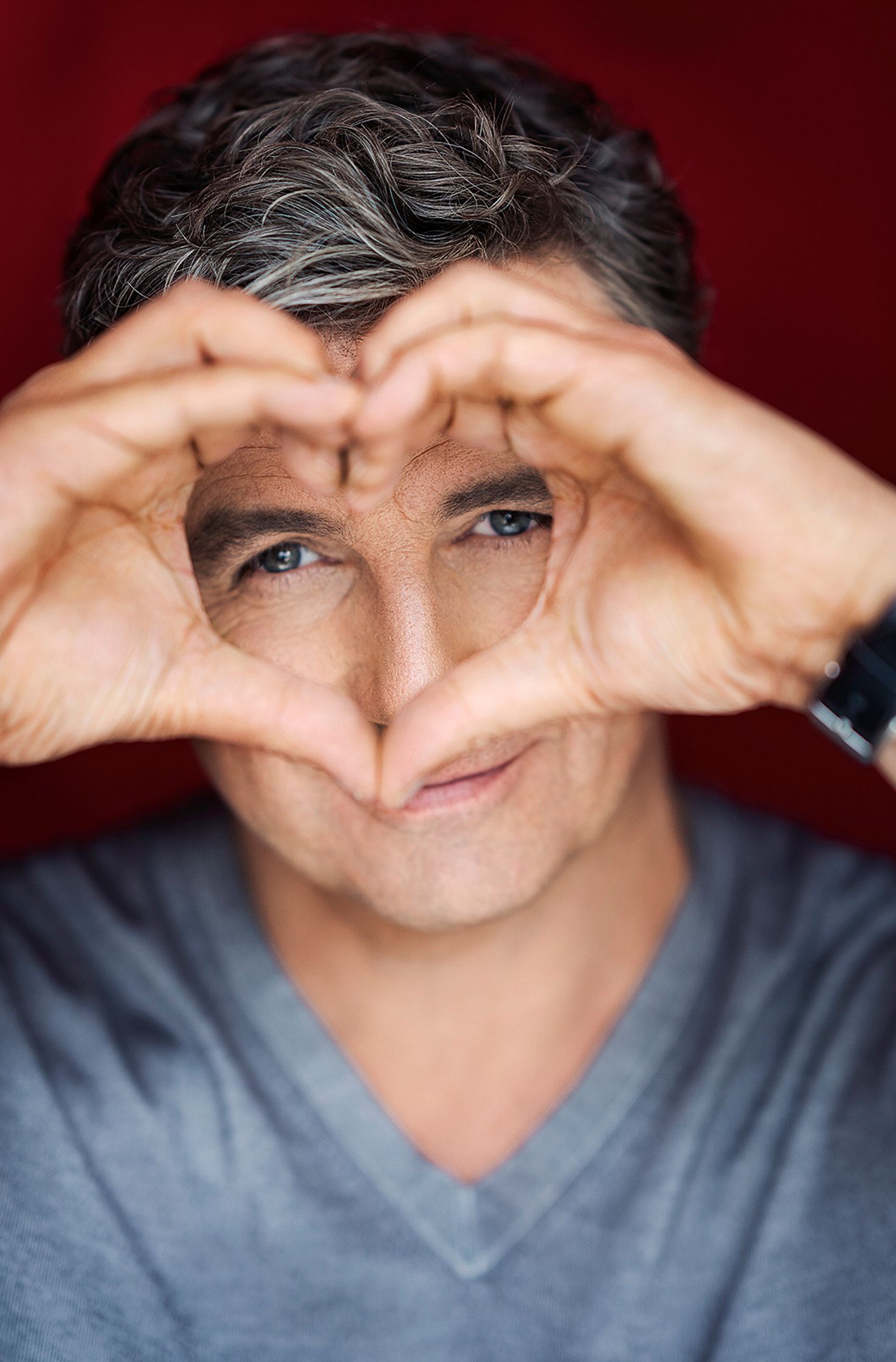 hans sigl making a heart shape with his hands
post production by glamtouch in hamburg