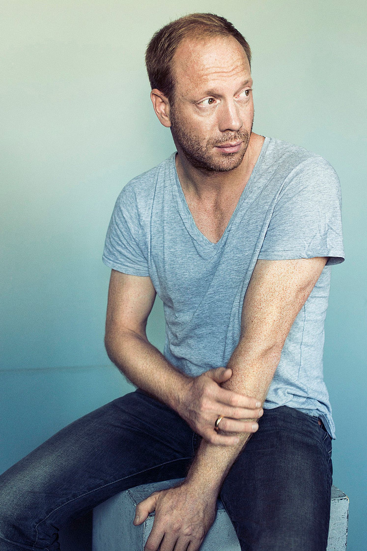 johann von buelow in a blue shirt is sitting on a stool
Bildbearbeitung by glamtouch in hamburg