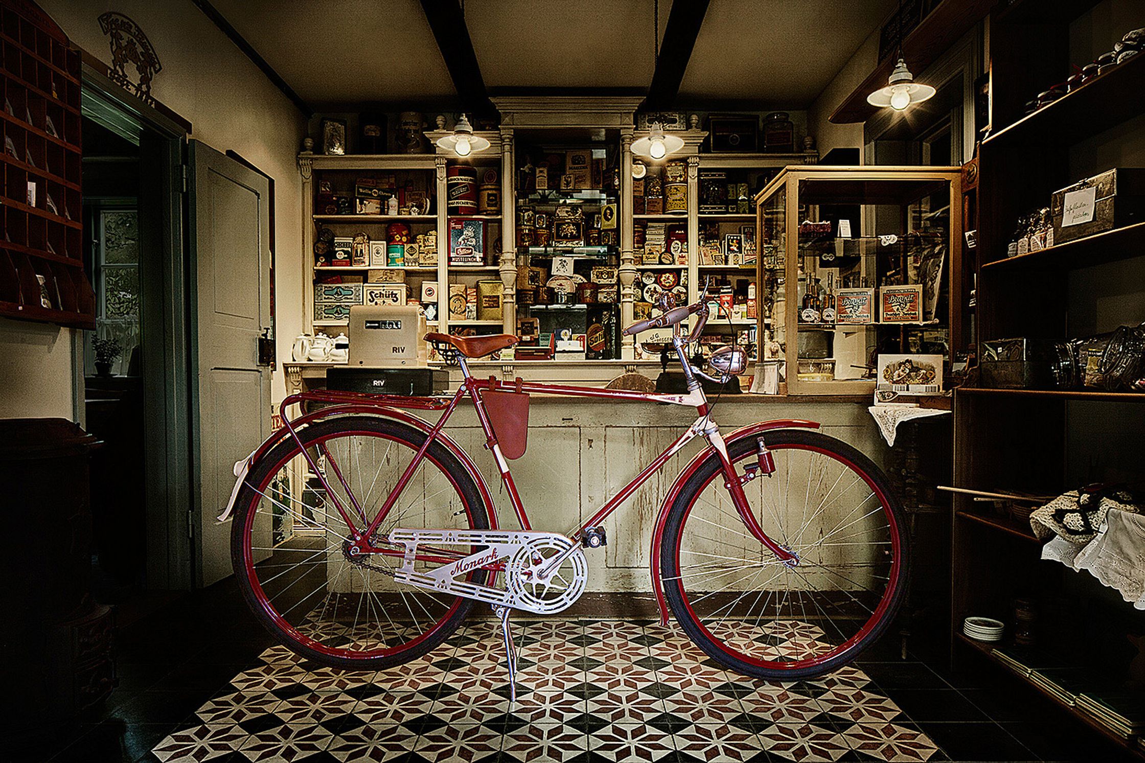 a old red bicycle sitting on a shelf in a room Bildbearbeitung Hamburg