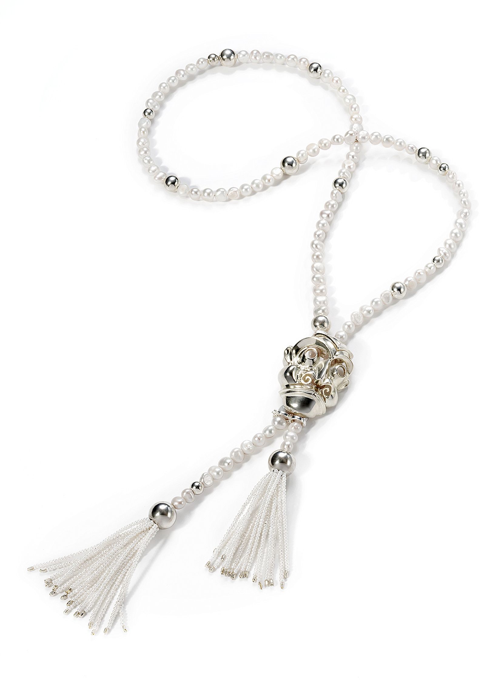 a necklace with a skull and tassel on it Retouch - Bildbearbeitung Hamburg