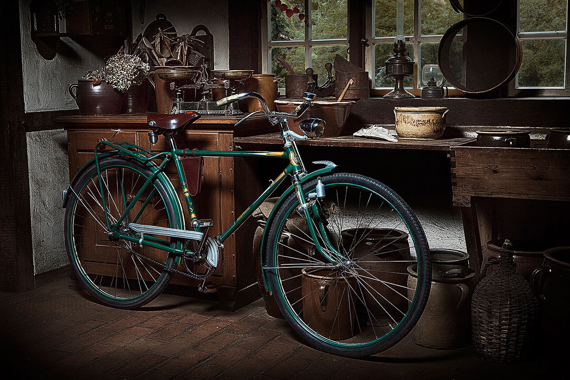 a old green bicycle parked in front of a window Bildbearbeitung Hamburg