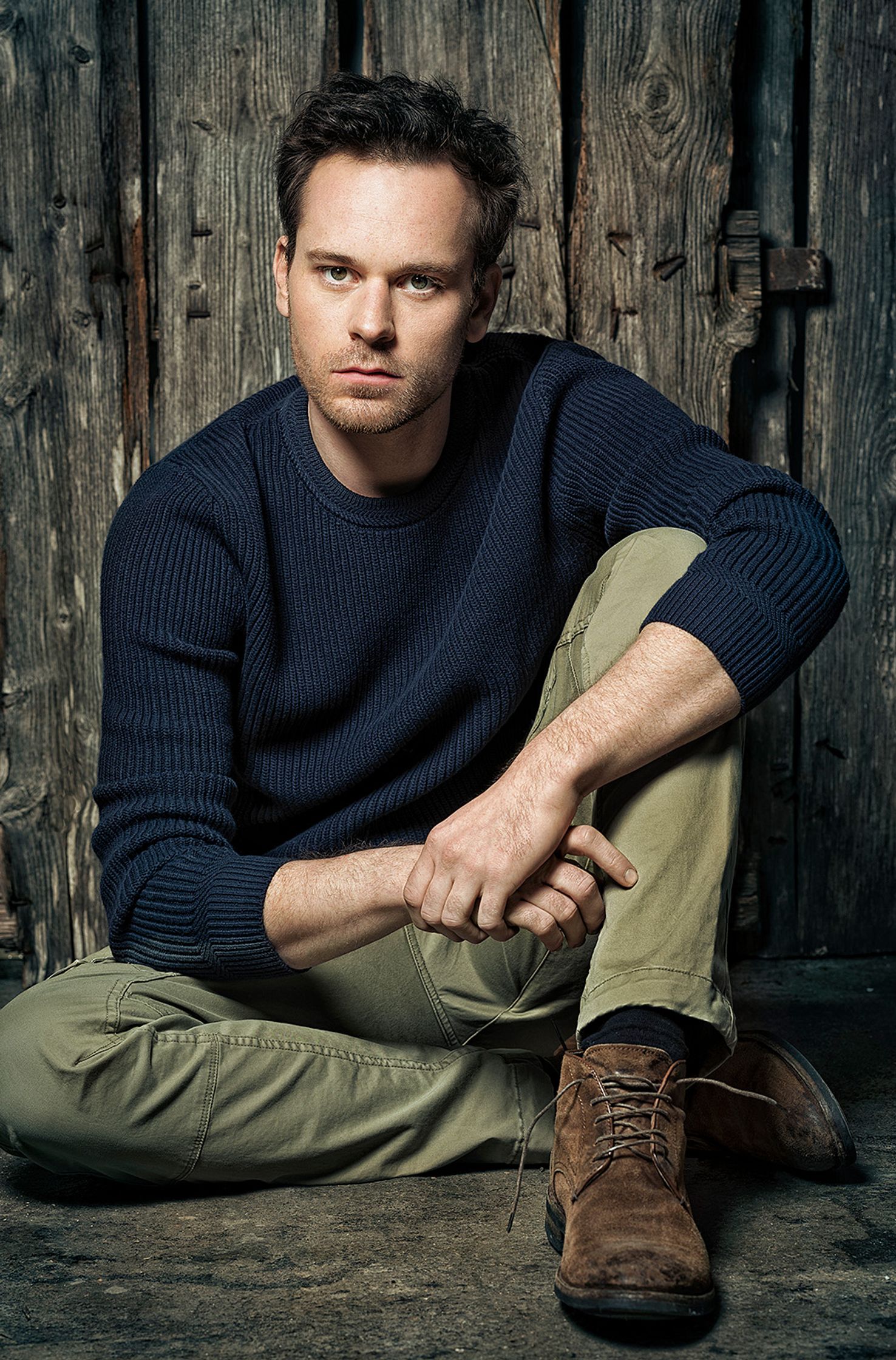 florian bartolomaei in a blue sweater sitting on a wooden floor
retouche by glamtouch