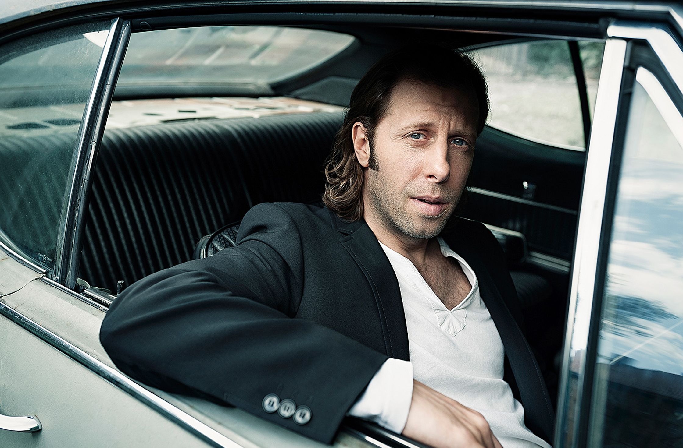 oliver korittke sitting in the back seat of a car
retusche by glamtouch