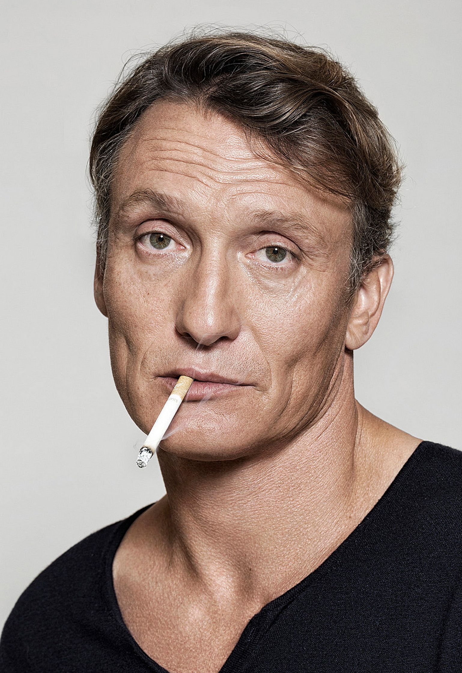 oliver masucci with a cigarette in his mouth
Bildbearbeitung by glamtouch